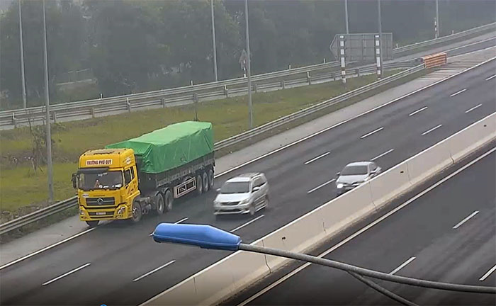 Phạt 17 triệu, thu bằng 6 tháng với tài xế đi lùi trên cao tốc Hà Nội – Hải Phòng